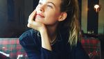 Behati Prinsloo Ternyata Hobi Berkebun dan Pamer Pose Minum