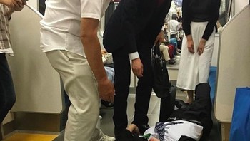 Pemandangan seperti ini adalah hal biasa di kereta perkotaan Jepang. Foto: Instagram