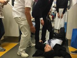 Potret Karyawan Super Lelah di Jepang Bergelimpangan di Jalan