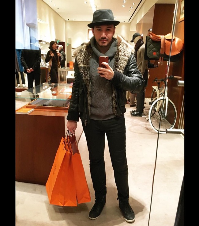 Dr. Thiago berpose selfie sambil menenteng tas belanja oranye, tas ikonik untuk para pecinta Hermes. (Foto: Dok. Instagram Dr. Thiago Freire)