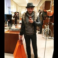 Dr. Thiago berpose selfie sambil menenteng tas belanja oranye, tas ikonik untuk para pecinta Hermes. (Foto: Dok. Instagram Dr. Thiago Freire)