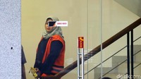Neneng keluar dari ruang pemeriksaan.