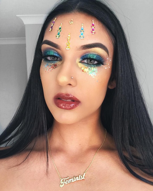  Ring Light Sekaligus Cahaya AlamiUntuk mendapatkan hasil selfie yang cantik, tak jarang para selebgram menggunakan lampu ring light. Namun jika bisa mereka tetap mengutamakan cahaya alami. Asalkan tahu sudut terbaik, wajah pun tetap bisa tampil sempurna. Foto: Instagram