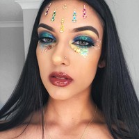  Ring Light Sekaligus Cahaya AlamiUntuk mendapatkan hasil selfie yang cantik, tak jarang para selebgram menggunakan lampu ring light. Namun jika bisa mereka tetap mengutamakan cahaya alami. Asalkan tahu sudut terbaik, wajah pun tetap bisa tampil sempurna. Foto: Instagram