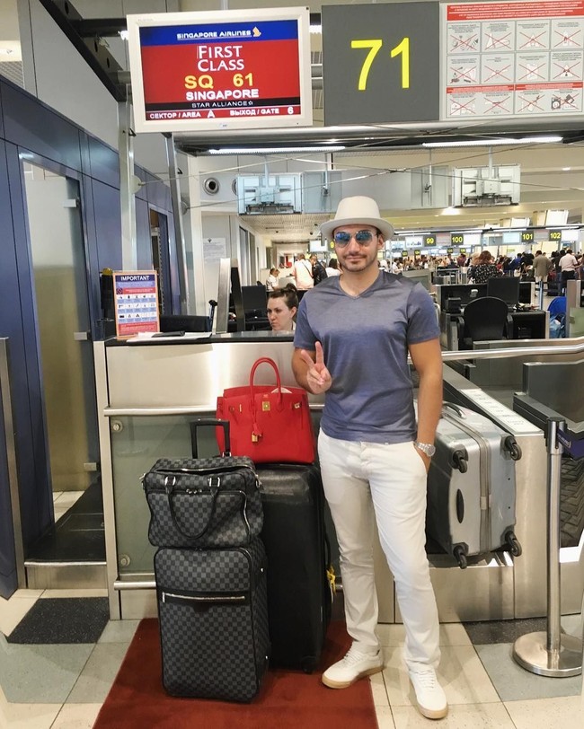 Dalam dunia kedokteran, khususnya dunia kecantikan, Dr. Thiago dikenal dengan risetnya mengenai perawatan anti-aging. Dia merupakan pencipta 24K Gold Peeling Gel yang bisa membuat tampilan wajah lebih muda. Dia pernah mendapatkan penghargaan di bidang biochemistry pada 2011. (Foto: Dok. Instagram Dr. Thiago Freire)