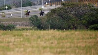 Polisi berkuda juga disiagakan di jembatan yang menjadi jalur bantuan kemanusiaan tersebut. Reuters/Marco Bello.