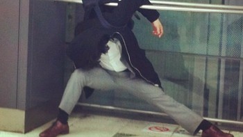 Tidur dalam posisi aneh pun jadi. Foto: Instagram