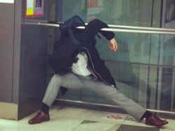 Potret Karyawan Super Lelah di Jepang Bergelimpangan di Jalan