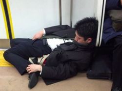 Potret Karyawan Super Lelah di Jepang Bergelimpangan di Jalan