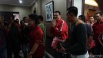 Momen Ahok Berjaket PDIP dan Pamer Kartu Anggota