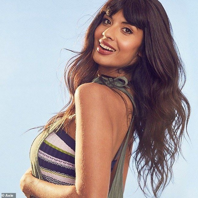 Saat foto iklan yang dibintanginya itu dirilis, Jameela mengunggahnya ke Twitter. Dia pun memberitahukan pada followers-nya bahwa bulu ketiaknya terlihat di foto tersebut. Hello arm hairs. You used to always be photoshopped out. Nice to see you again. Because you’re a normal and fine thing to have, tulisnya. Foto: Instagram