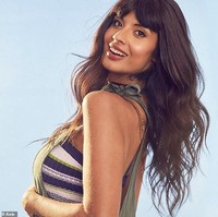 Saat foto iklan yang dibintanginya itu dirilis, Jameela mengunggahnya ke Twitter. Dia pun memberitahukan pada followers-nya bahwa bulu ketiaknya terlihat di foto tersebut. Hello arm hairs. You used to always be photoshopped out. Nice to see you again. Because you’re a normal and fine thing to have, tulisnya. Foto: Instagram