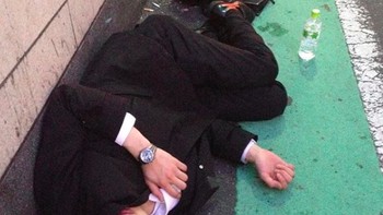 Salaryman memang terhormat dan terjamin masa depannya, tapi mereka rentan depresi. Foto: Instagram