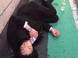 Potret Karyawan Super Lelah di Jepang Bergelimpangan di Jalan