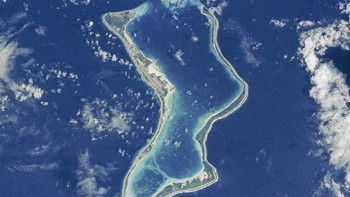 Atol Diego Garcia di Samudra Hindia yang sempat menjadi basis Angkatan Laut Amerika Serikat ini disebut memiliki penjara rahasia milik AS. Foto: NASA