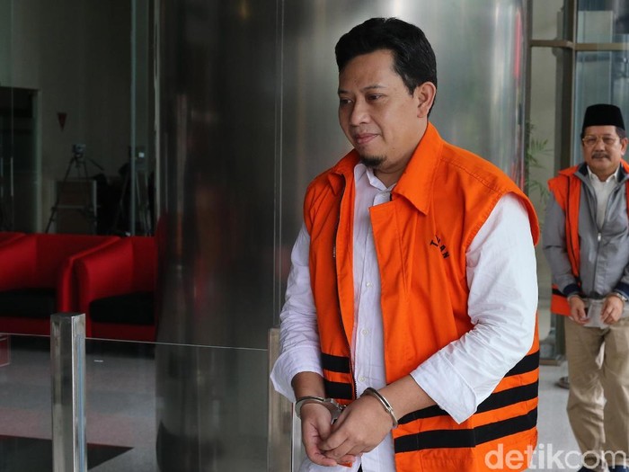 Bupati Cianjur nonaktif Irvan Rivano Muchtar memasuki gedung KPK untuk menjalani pemeriksaan di Jakarta, Jumat (8/2/2019). Irvano diperiksa terkait kasus dugaan korupsi Dana Alokasi Khusus (DAK) Bidang Pendidikan Kabupaten Cianjur tahun 2018.