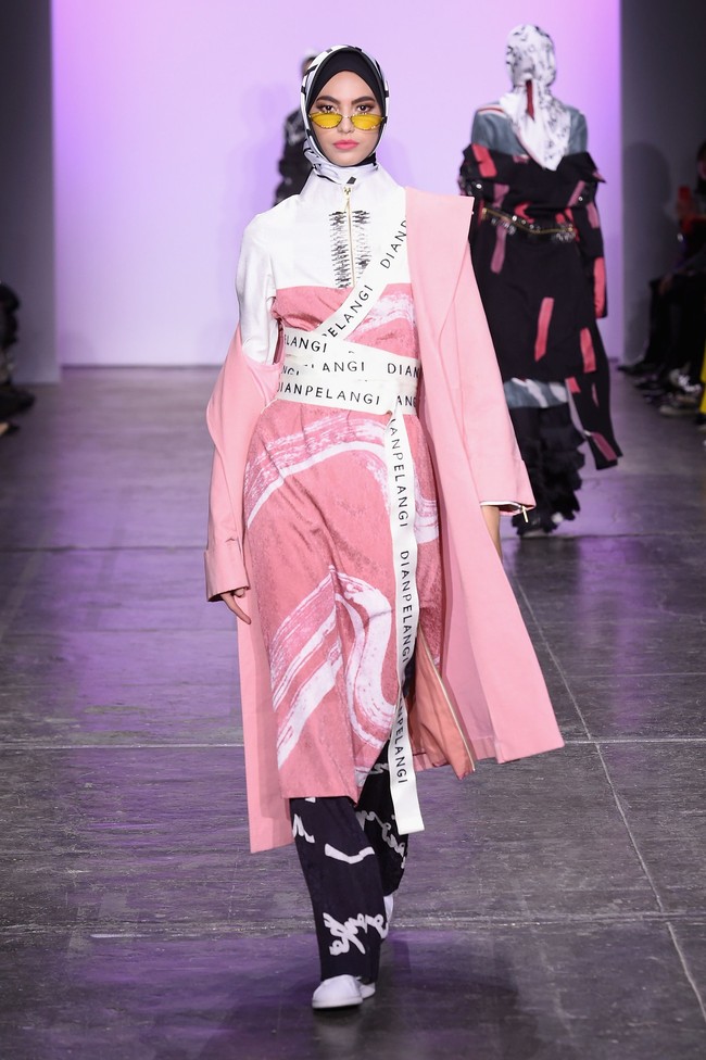 Sociolove terinspirasi dari energi yang kita rasakan pada sosia media. Hal ini terangkum dalam koleksi busana berwarna. Foto: Getty Images