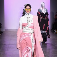 Sociolove terinspirasi dari energi yang kita rasakan pada sosia media. Hal ini terangkum dalam koleksi busana berwarna. Foto: Getty Images