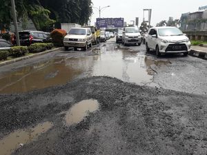 Diguyur Hujan Terus-terusan, Jalan di Kalimalang Rusak Parah