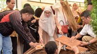 Marini Zumarnis tengah berduka usia ditinggal bundanya yang wafat pada pagi tadi. Ia tampak tabah dan mencoba ikhlas meski sesekali masih terlihat menangis.  Foto: Noel/detikFoto