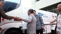 JK melihat truk tangki air yang baru diserahkan kepada PMI.