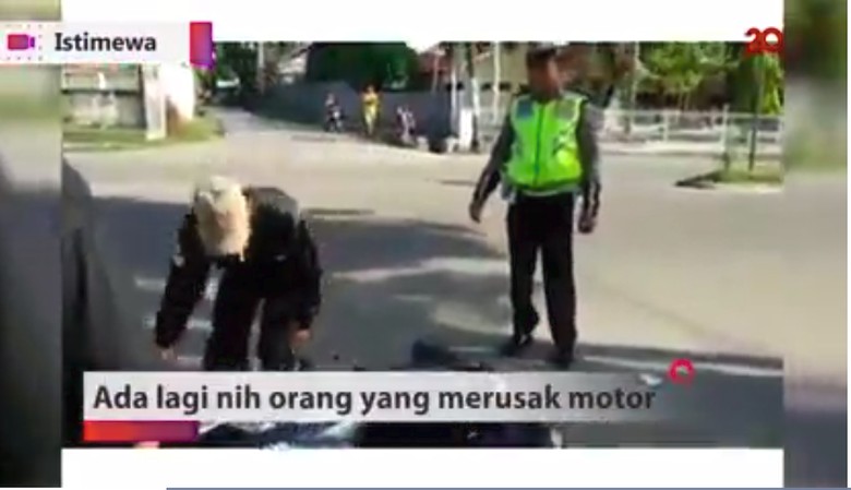 Pria banting motor karena kesal ditilang. Foto: Screenshot 20detik Pria banting motor karena kesal ditilang. Foto: Screenshot 20detik