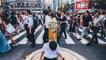 Seorang karyawan masih belum pulih dari rasa lelahnya di tengah keramaian Tokyo. Foto: Instagram