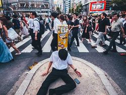 Potret Karyawan Super Lelah di Jepang Bergelimpangan di Jalan