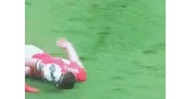 Netizen pun seperti tidak kesulitan mencari materi untuk mem-bully Jones. Semisal aksinya ini ketika berusaha menghalau bola sampai nyusruk. (Foto: Internet/Twitter)