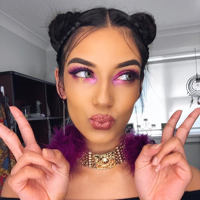 Insta Story Lebih BebasUntuk feed, para selebgram akan sangat memilih foto berdasarkan nuansa warna dan tema yang mereka tetapkan. Namun mereka lebih bebas berekspresi untuk urusan Insta Story. Dari Insta Story pun selebgram dapat membangun ikatan dengan para pengikut. Foto: Instagram