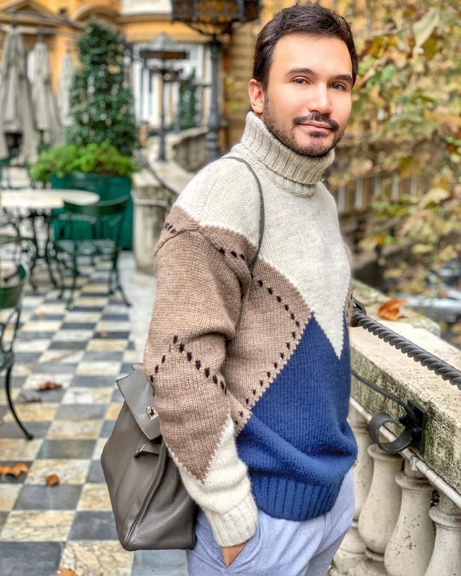 Dr. Thiago Freire merupakan sosok dokter kulit yang tak hanya tampan juga selalu stylish dalam berpenampilan. Dalam kesehariannya dia pun selalu mengenakan busana dari berbagai rumah mode dunia. Salah satu brand favoritnya adalah Hermes. (Foto: Dok. Instagram Dr. Thiago Freire)