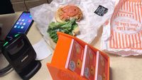 Beli Burger, Wanita Ini Justru Temukan Lumpur dalam Seladanya