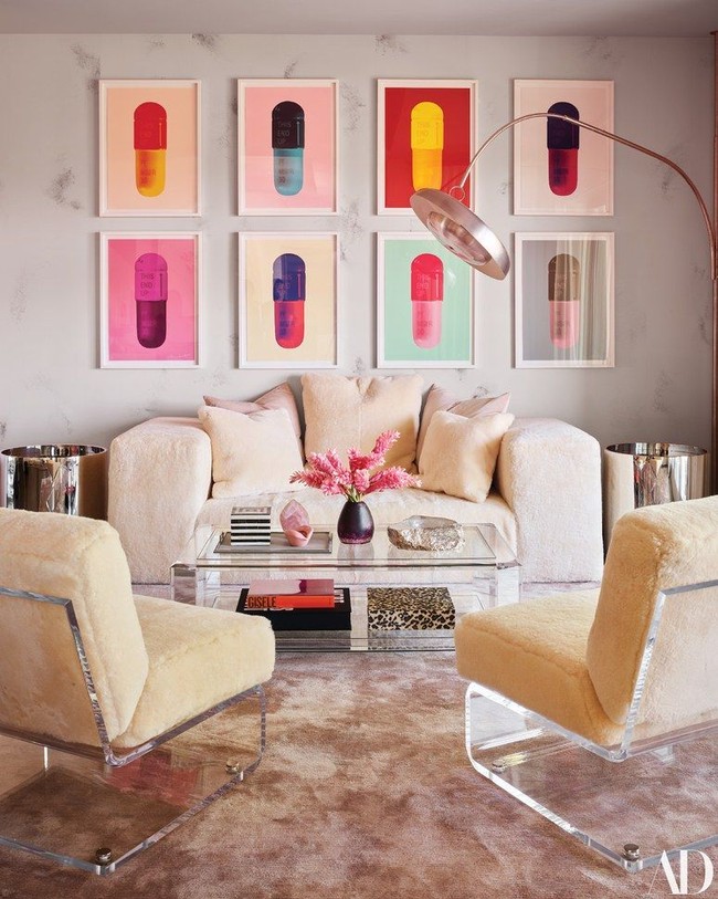 Interior menawanTidak salah untuk membuat isi rumah terlihat cantik dan tertata dengan baik. Untuk bisa tinggal di rumah cantik, banyak orang pun berutang. Namun bagi banyak orang kaya hal ini tidaklah terlalu penting. Dikatakan jika orang kaya lebih banyak memakai perabot-perabot lama namun berkualitas. Foto: Dok. Architectural Digest/Douglas Friedman