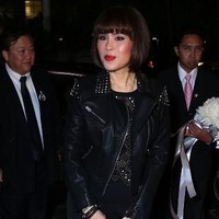 Eksis di media sosial, Putri Ulbolratana pun punya gaya busana yang selalu menarik atensi. Dia termasuk berani dalam berpenampilan. Seperti gayanya saat menghadiri American Film Market di Santa Monica, California, Putri Ulbolratana bergaya mengenakan jaket kulit dan dress berdetail stud. Sebuah gaya yang eksentrik untuk seorang putri kerajaan. Foto: AFP