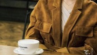 Bermain di film Goblin, Yoo In Na terlihat sedang menikmati secnagkir kopi. Foto: Instagram