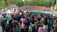 Tampak media massa berebut mengabadikan peristiwa penting tersebut.