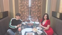Penyanyi berusia 25 tahun memilih hidangan hot pot berkuah panas, dengan aneka topping lauk dan sayuran sebagai menu makannya. Foto: Instagram @pamelaaasafitriduoserigala