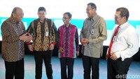  (kiri ke kanan) Pengamat Ekonomi sekaligus Komisaris Independen BCA, Cyrillus Harinowo bersama Corporate Finance Group Head Jasa Marga Eka Setya Adrianto, Ketua Pusat Studi BUMN Tjipta Purwita, Senior Vice President Corporate Banking Bank Mandiri Yusak L.S. Silalahi, dan Vice President Corporate Banking Bank Mandiri Median Samosir di tengah acara  Sharing session. Istimewa