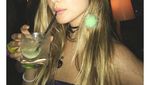 Behati Prinsloo Ternyata Hobi Berkebun dan Pamer Pose Minum