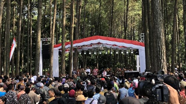 Presiden Jokowi saat membagikan surat pemanfaatan hutan sosial ke warga Cianjur.