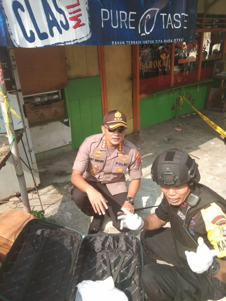 Polisi Sebut Koper Mencurigakan di Depan Warteg Jatinegara Kosong Polisi Sebut Koper Mencurigakan di Depan Warteg Jatinegara Kosong