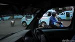 Terlalu! Pemotor Terobos Rambu di Terminal Kampung Melayu