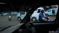Pengendara motor menerobos rambu lalu lintas saat melintasi Terminal Kampung Melayu.