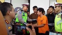 Adi Saputra lalu meminta maaf atas ulahnya. Dia dijerat dengan dua sangkaan tentang pelanggaran lalu lintas dan dugaan penadahan motor. Saya mohon maaf kepada seluruh masyarakat Indonesia dan khussunya kepada pihak kepolisian. Mohon permohonan maaf saya diterima, kata Adi Saputra. (Foto: M Guruh Nuary/detikcom )