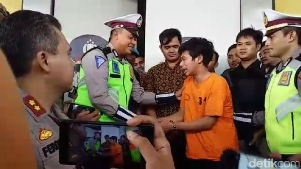 Nasib Pacar: Awalnya Dibonceng Adi, Akhirnya Diperiksa Polisi