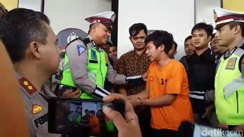 Beda Ekspresi Adi Saputra Pembanting Motor Saat Ditilang dan Diciduk Polisi