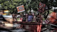 Lurah Rawa Badak Utara, Teguh Subroto, mengatakan sosialisasi dengan cara unik itu dilakukan selain untuk menghibur warga, juga untuk memudahkan warga semakin mengingat langkah-langkah tepat untuk mencegah berkembangnya penyakit demam berdarah.