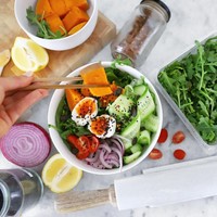 Foto Makanan Tak Boleh DitinggalkanSatu jenis gambar yang jarang gagal menarik perhatian pengikut adalah foto makanan. Aku mencoba untuk membuatnya sangat bersih dan pantas dipamerkan jika aku tahu akan memfotonya. Dari pada menggabungkan semua makanan dalam mangkuk, akau akan memisahkan bahannya berdasarkan warna dalam mangkuk untuk foto, kata selebgram Sarah Day. Foto: Instagram