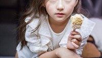 Ini nih gaya keren Ha-eun. Ia sedang terlihat pegang es krim di tangannya. Foto: Instagram haeun_0425