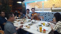 Wah, Mandala memamerkan seporsi sajian berbahan dasar kepiting telur. Ternyata selain gemar ngopi, ia juga penyuka sajian seafood. Foto: Instagram mandala_abadi_shoji